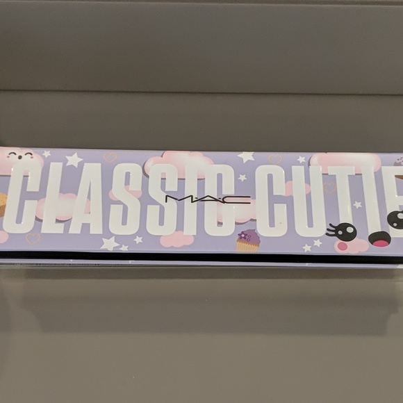 MAC Classic Cutie eyeshadow palette - Picture 3 of 5